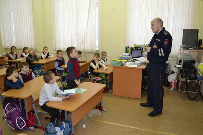 Сотрудники школы. Инспектор ГИБДД В школе. ГИБДД беседа в школе. Беседа с инспектором ГИБДД В школе. Посещение школы ГИБДД.