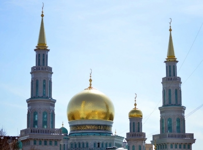 Праздничные богослужения в Москве сегодня посетили примерно 240 тыс мусульман