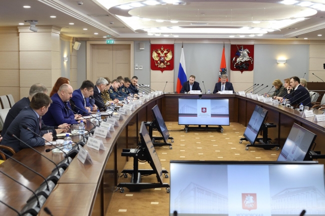 Проблему проезда спецтранспорта в московских дворах обсудили в МГД