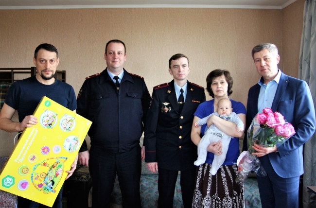 Сотрудники полиции поздравляют многодетные семьи коллег с Международным женским праздником