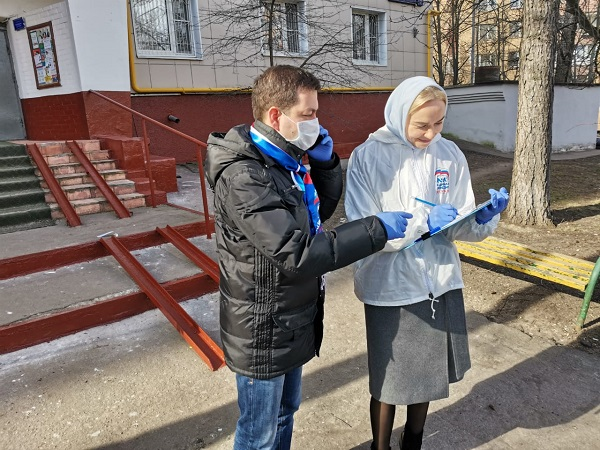 Партийцы- волонтёры помогают старшему поколению Западного округа