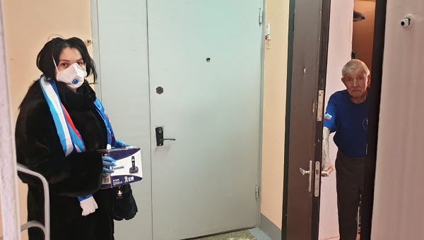 Волонтёры района Филёвский парк подарили ветерану телефон для связи с близкими