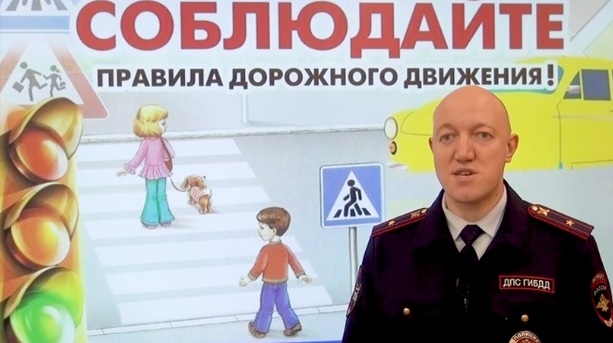 Сотрудники ГИБДД по ЗАО поздравили детей с праздником и пожелали безаварийных каникул