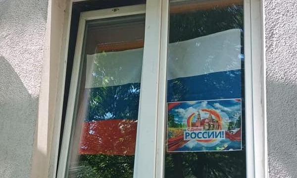 Жители Западного округа украсили свои окна тематическими рисунками