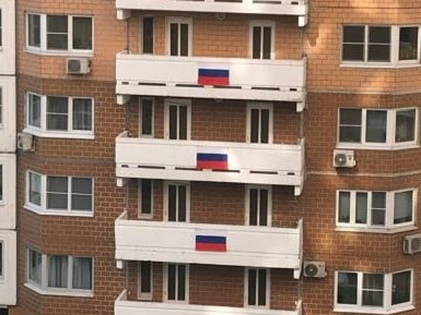 Жители ЗАО приняли участие во флешмобе «Флаги России. 12 Июня»