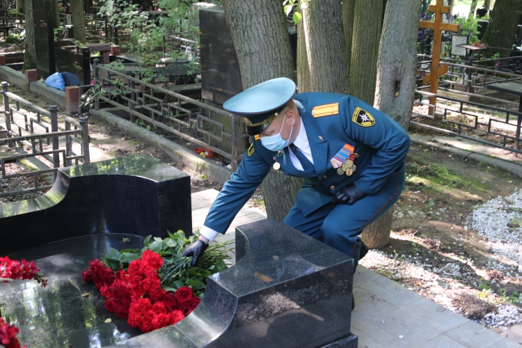 В ЗАО состоялось торжественное возложение цветов на могилу ветерана ВОВ Дмитрия Михайлика