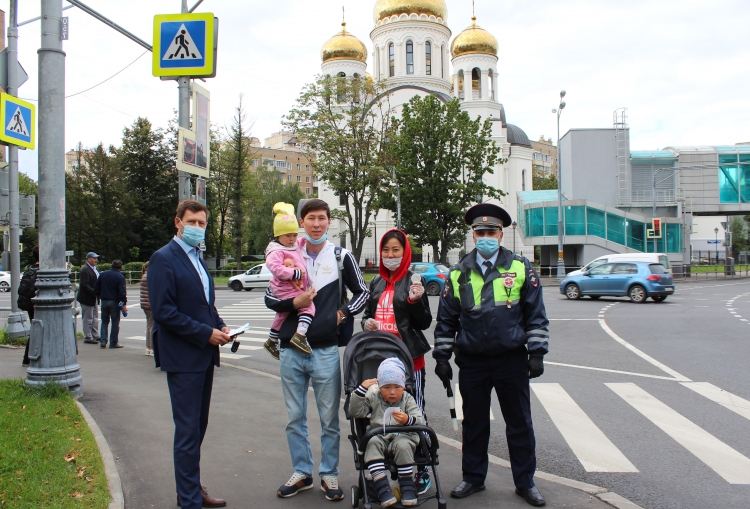 Сотрудники Госавтоинспекции провели мероприятие "Перекрёсток" совместно с Общественным советом при УВД по ЗАО