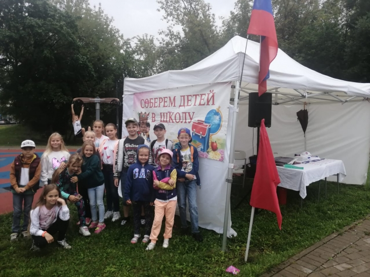 Соберем ребенка в школу: жители Можайского приняли участие в благотворительной акции