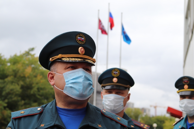 Глава столичного ГУ МЧС встретился со спасшими на пожаре двух детей
