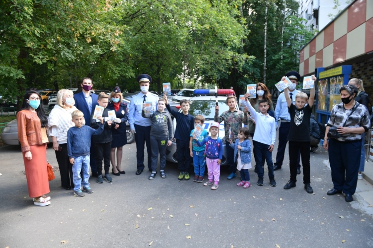 Полицейские и общественники УВД по ЗАО встретились с детьми и поздравили их с началом нового учебного года