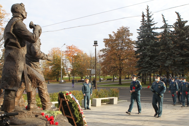 На поклонной горе возложили цветы к монументу участникам ликвидации катастрофы на ЧАЭС
