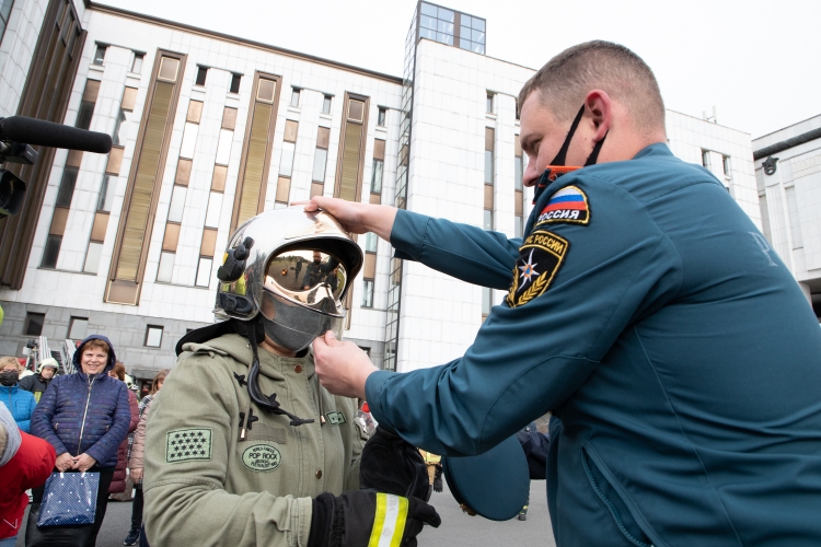 Огнеборцы запада провели учения на поклонной горе