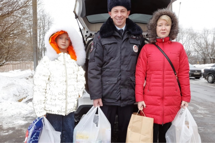 Сотрудники ОМВД России по району Внуково вместе с волонтерами поздравили детей с новогодними праздниками