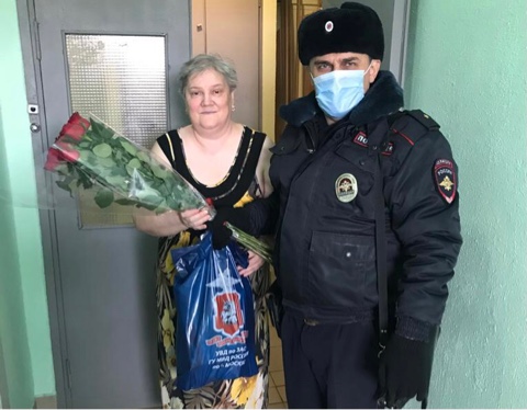 Женщин–заслуженных ветеранов округа поздравили с Международным женским днем