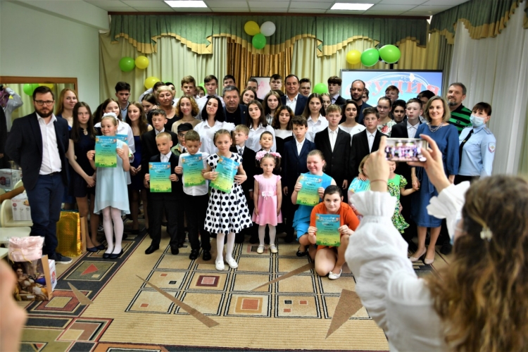 Члены Общественного совета при УВД по ЗАО и полицейские западного округа поздравили детей "Берега надежды"