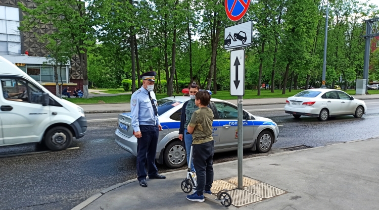 Сотрудники Госавтоинспекции ЗАО выявляют несовершеннолетних нарушителей ПДД на самокатах