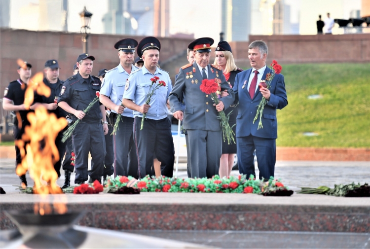 В День памяти и скорби сотрудники полиции УВД по ЗАО, ветераны и член ОС посетили Поклонную гору