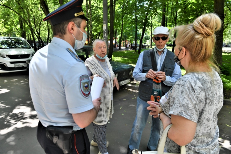 Член ОС при УВД по ЗАО и участковый Отдела полиции рассказали жителям, как уберечься от мошенничества