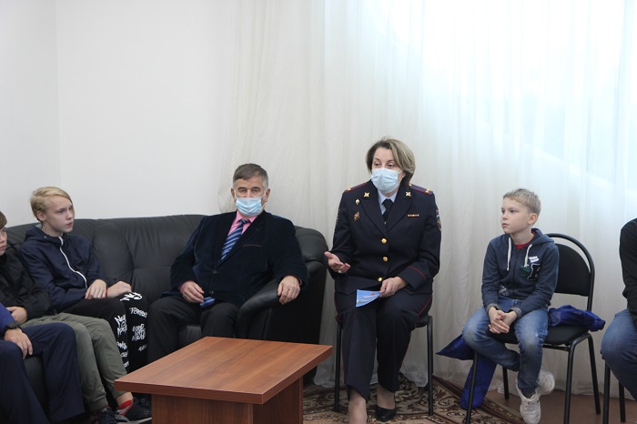 Общественники, ветераны и полицейские рассказывают подросткам об опасностях, связанных с запрещенными веществами