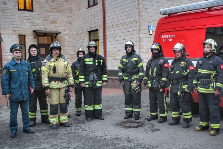 Пожарно-спасательные подразделения Западного округа провели учения на объекте здравоохранения