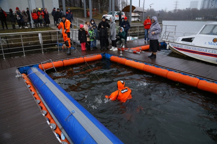 Московские спасатели провели 24 занятия для детей и подростков на воде с ноября