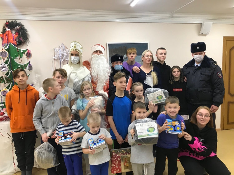 В поселении Внуковское Дед Мороз и Снегурочка поздравили ребят из детского дома с Новым годом