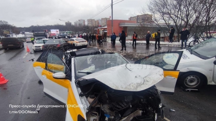 Девять автомобилей столкнулись на Рублёвском шоссе