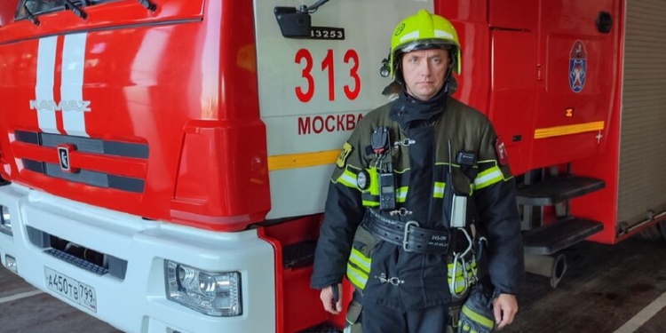 Московские спасатель, пожарный и пилот экстренной авиации вошли в число почетных наставников России
