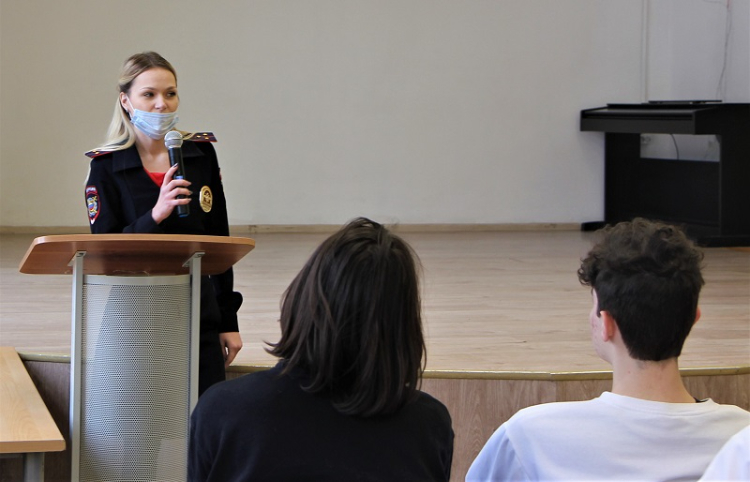Член ОС при УВД по ЗАО и инспектор ОДН района Очаково-Матвеевское провели лекции с учениками старших классов