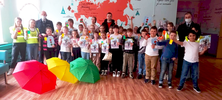 В ЗАО сотрудники ГИБДД совместно с центром «Бибирево» провели акцию «Засветись»