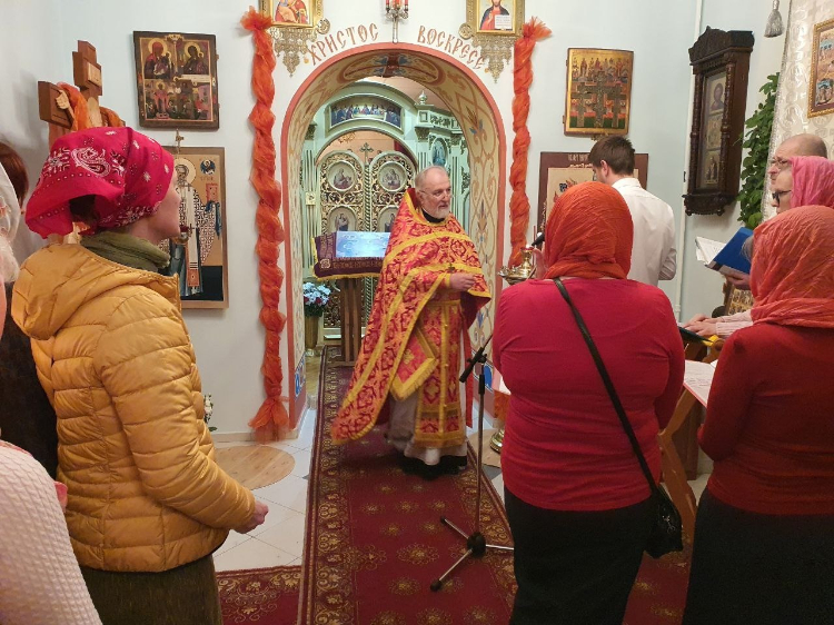 Торжественная пасхальная служба прошла в храме-часовне на территории столичного управления МЧС