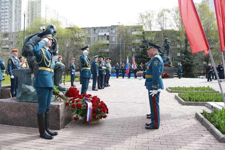 Руководство и сотрудники МЧС России возложили цветы в память о погибших в годы ВОВ