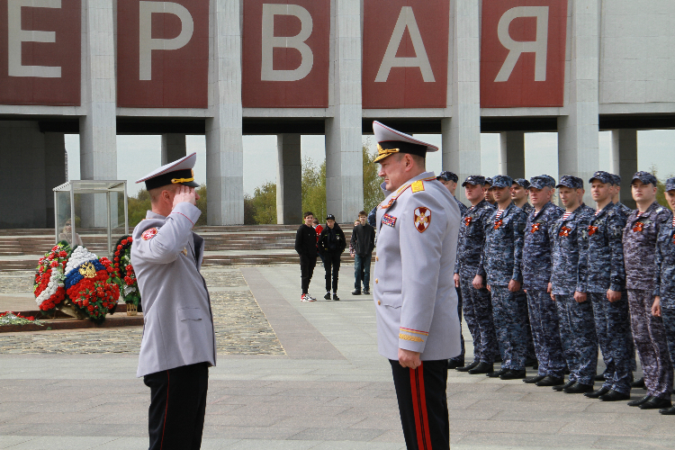 Росгвардейцы возложили цветы к вечному огню на Поклонной горе в Москве