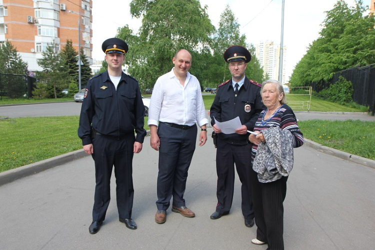 Член ОС при УВД по ЗАО вместе с полицейскими предостерег жителей от дистанционных способов мошенничества