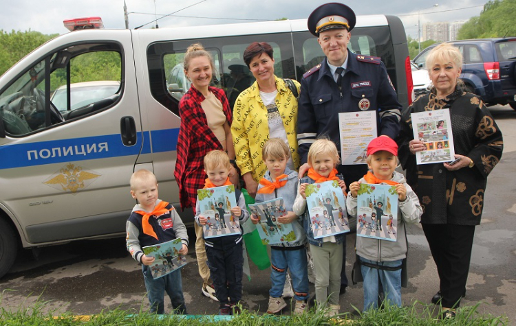 Член ОС при УВД по ЗАО Елена Черторыгина пригласила полицейских посетить детский летний лагерь