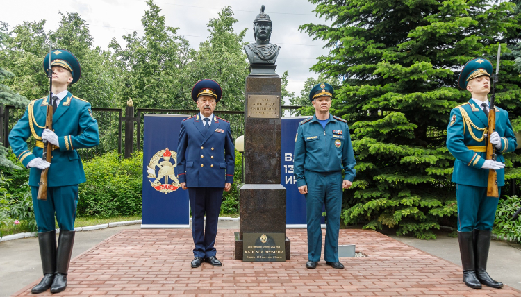 В день 130-летия Российского пожарного общества в Москве открыли бюст его основателя