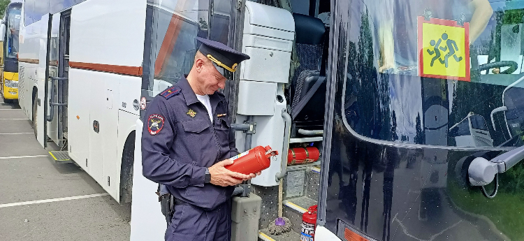 Сотрудники ГИБДД по ЗАО проверили готовность автобусов к перевозке детей на «Выпускные вечера»