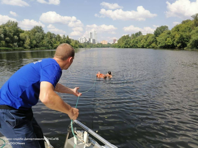 На Москве-реке спасли двух мужчин