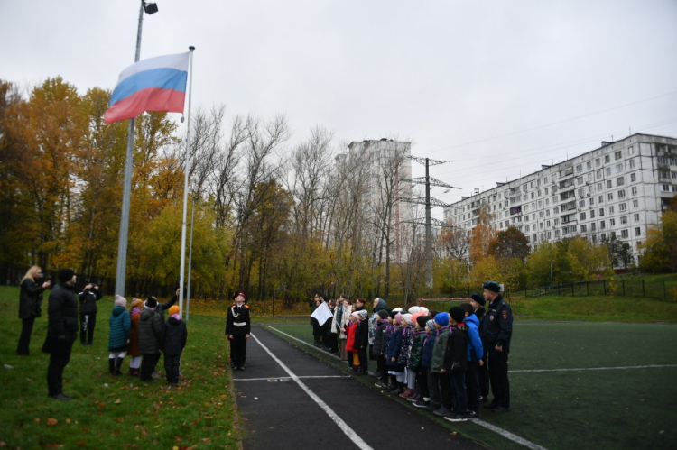 Член ОС при УВД по ЗАО и сотрудники полиции приняли участие в церемонии поднятия флага в Школе № 384