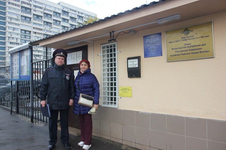 Член ОС УВД по ЗАО побеседовала с жителями ЗАО о способах противодействия дистанционному мошенничеству