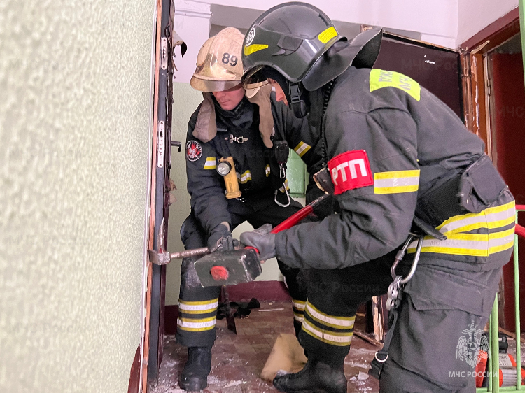 В Москве прошли практические занятия по вскрытию дверей при помощи различного ручного инструмента