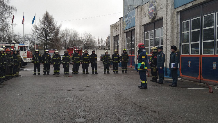 Огнеборцы Западного округа провели учения в теплодымокамере