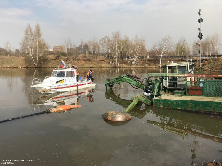 Московские спасатели на воде ликвидировали разлив нефтепродуктов