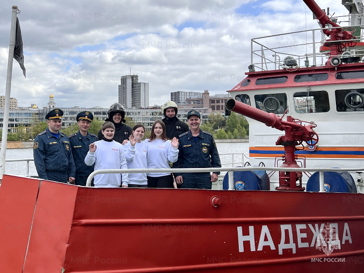 На пожарном корабле «Надежда» прошла Всероссийская акция «Окна Победы»