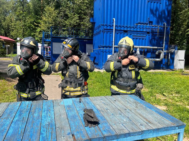 Пожарные Западного округа преодолели огневую полосу