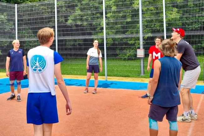В парке Олимпийской деревни работает бесплатная секция волейбола