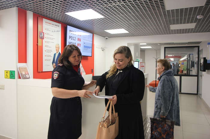 Представитель Общественного совета при УВД по ЗАО Елена Куколева посетила один из районных ОВМ