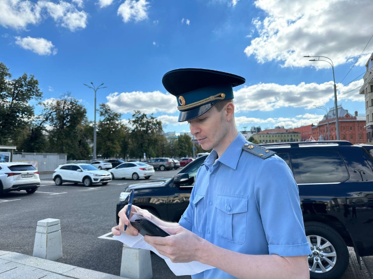 Судебные приставы помогли уволенной женщине получить зарплату