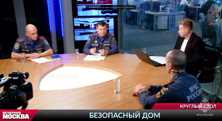 В рамках круглого стола сотрудники МЧС России столичного главка рассказали о пожарной безопасности
