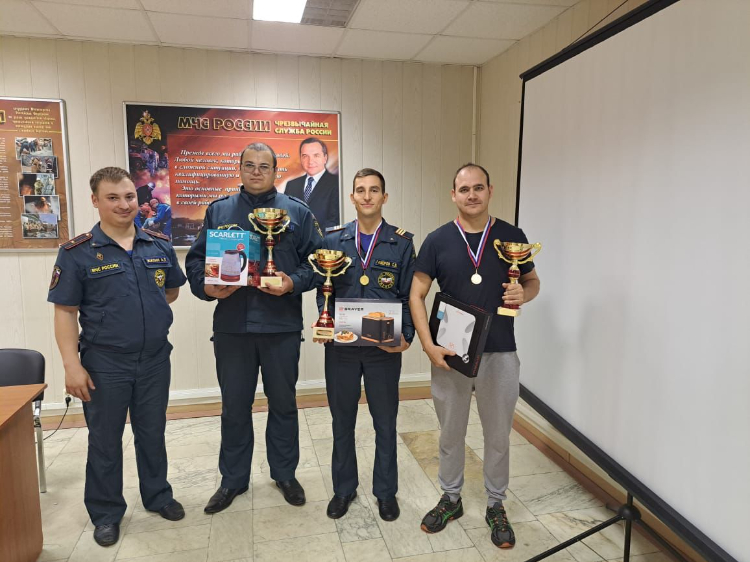 Огнеборцы Западного округа провели соревнования по гиревому спорту